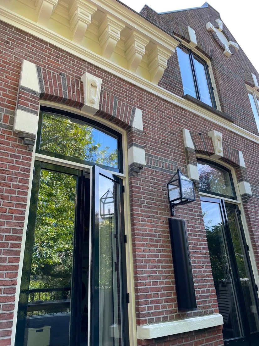 Gelakte voordeur en kozijnen buitenschilderwerk Den Haag